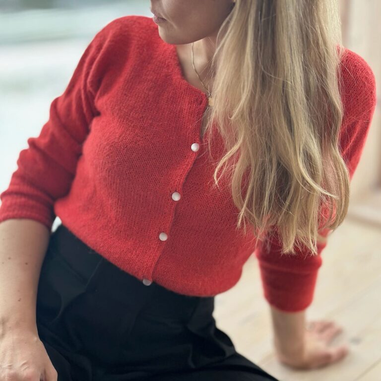 Kvinne i rød Marais Cardigan med rund hals og perleknapper